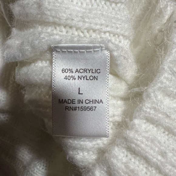 Cozy White Turtleneck Sweater - Picture 4 of 5